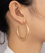 Load image into Gallery viewer, Solid Metal Gold Earrings
